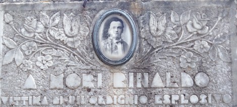 Tomba di Mori, ricca di decorazioni floreali e un ritratto incassato, in memoria di un esploratore.