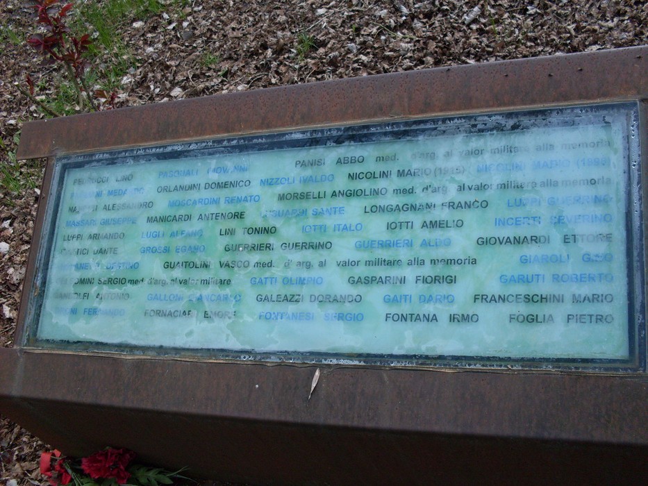 Monumento dedicato alla libertà e alla pace, con nomi incisi in omaggio ai caduti.