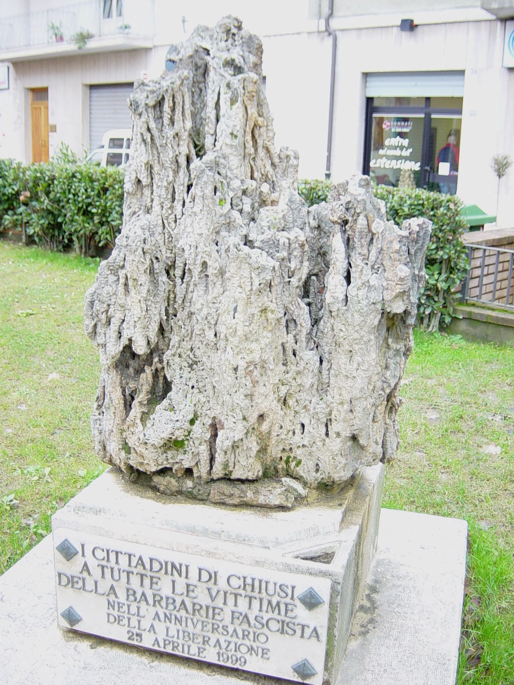 Monumento commemorativo in ricordo delle vittime civili del fascismo a Chiusi, inaugurato il 23 aprile 1999.