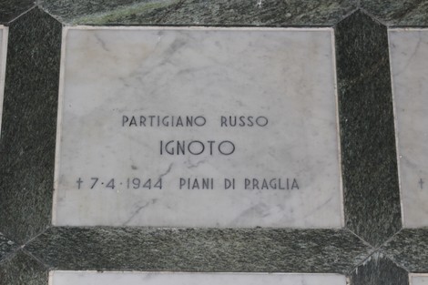 Sacrario dei caduti per la Liberazione, commemorazione di un partigiano russo ignoto.