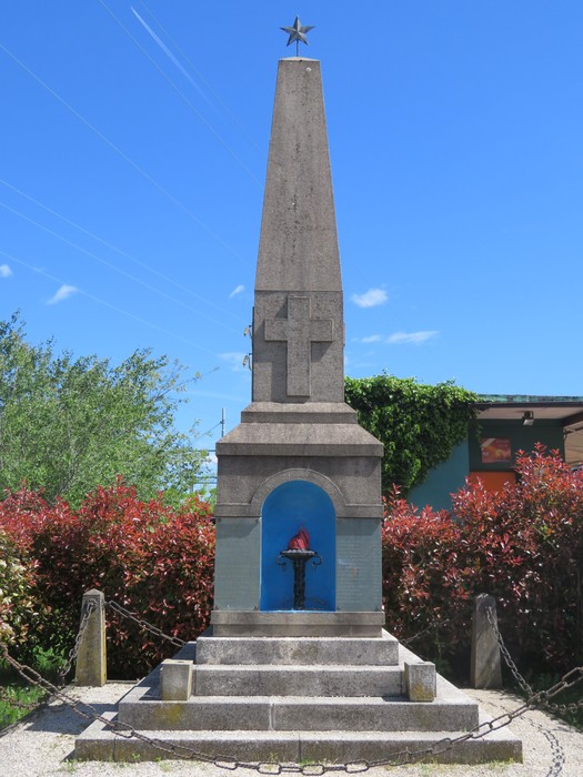 Monumento commemorativo ai partigiani fucilati, simbolo di resistenza e sacrificio.