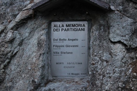 Monumento commemorativo con dedica ai partigiani Del Bello, Filippini e Villa, incastonato nella roccia.
