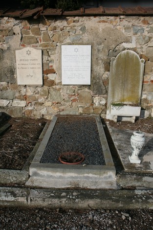 Sepolcro di Sarfatti, monumento funebre con elementi architettonici e lapidi commemorative.