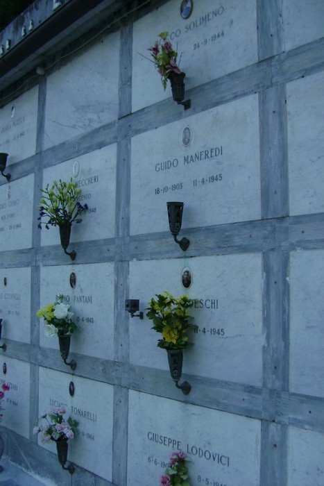 Sepolcri dei caduti per la libertà, commemorazione di eroi e martiri con fiori d'omaggio.