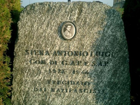 Cippo commemorativo a Siena in onore di Antonio Luigi, con una foto e incisi anno di nascita e morte.