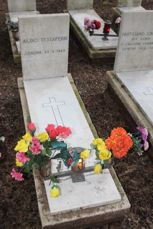 Tombe decorate con fiori in onore dei caduti per la Libertà, riflettendo rispetto e memoria.