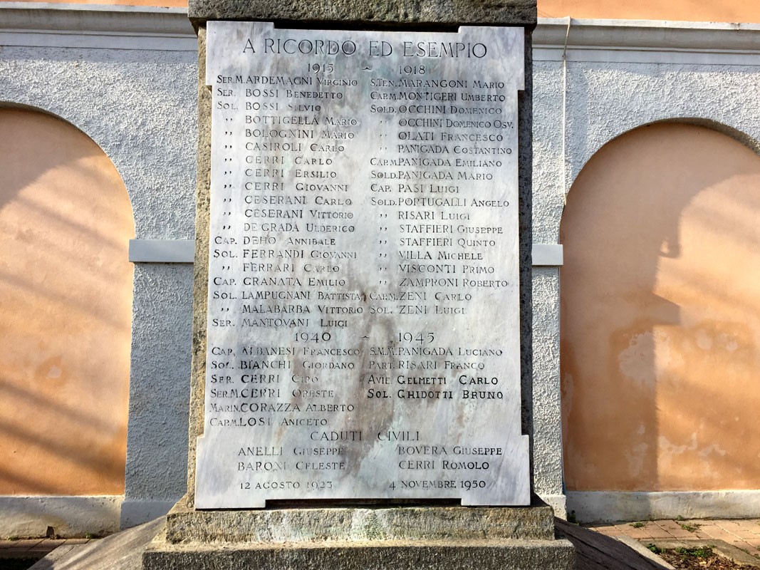 Monumento commemorativo ai caduti di Lambrinia, dedicato ai sacrifici dei soldati in tempo di guerra.
