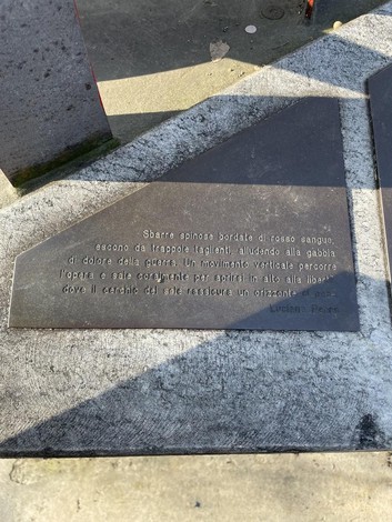 Monumento ai caduti di Savonera, commemorazione e riflessione sul sacrificio nella guerra.