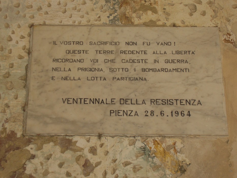 Lapidi commemorative al municipio, onore ai caduti e al sacrificio nella lotta per la libertà.