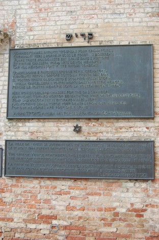 Monumento all'Olocausto, una scultura commemorativa che onora le vittime e la memoria dell'evento storico.