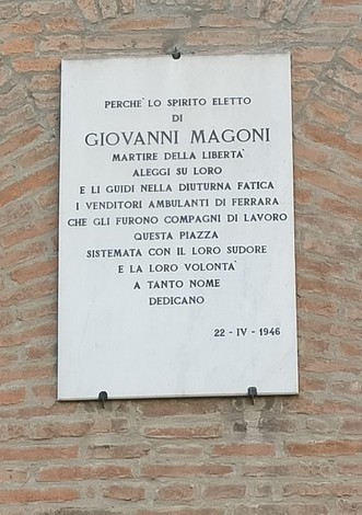 Lapide commemorativa di Giovanni Magoni, martire della libertà, situata in una piazza. Dedicata nel 1946.