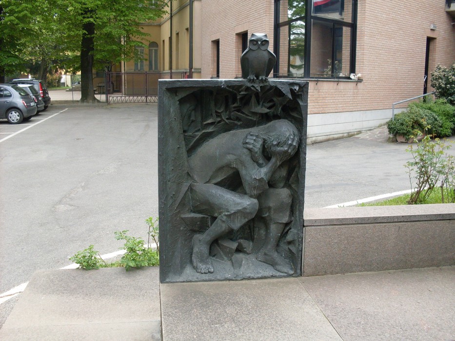 Monumento alla Resistenza: scultura evocativa che celebra il coraggio e la lotta per la libertà.