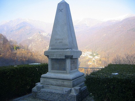 Monumento commemorativo ai caduti di Riabella, dedicato ai sacrifici della Prima Guerra Mondiale.
