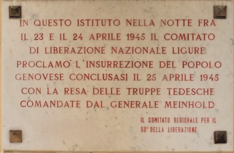 Lapide commemorativa che celebra la proclamazione dell'insurrezione del popolo genovese il 25 aprile 1945.