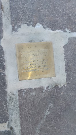 Pietra d'inciampo nel Giardino della Memoria, commemorativa di una vittima della Shoah.