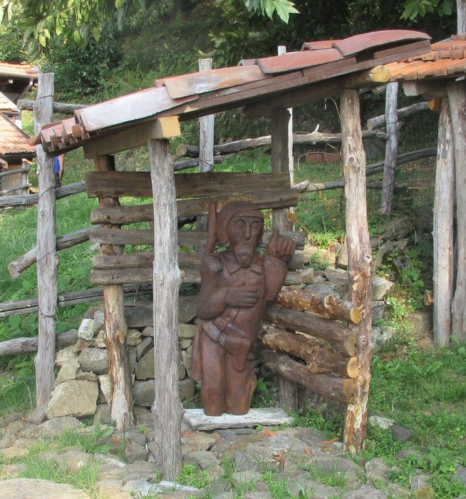 Lapide commemorativa dedicata a Giuseppe Mazzini, ispiratore di azioni risorgimentali, situata a Pisacane.