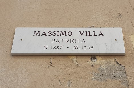 Lapide commemorativa dedicata a Massimo Villa, patriota, con date di nascita e morte.