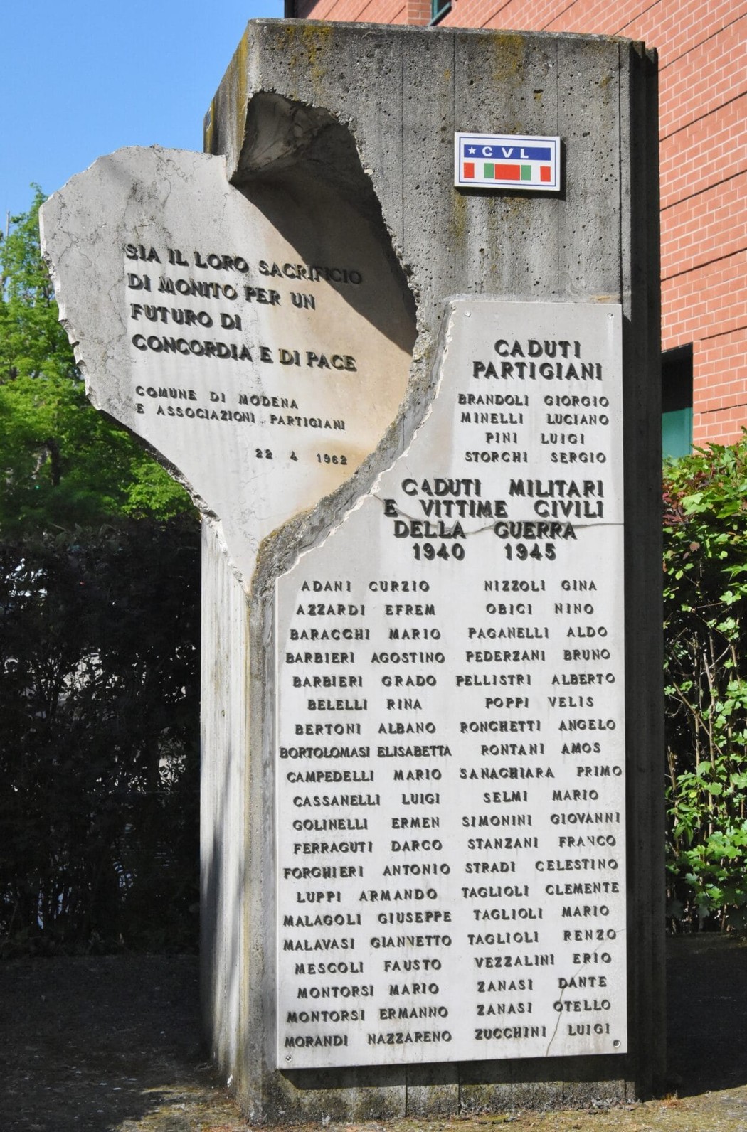 Monumento ai caduti di Saliceto Panaro, onora i sacrifici dei soldati e dei partigiani durante le guerre.
