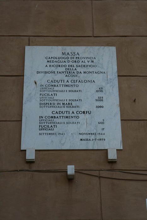 Lapidi commemorative nel Municipio di Massa, dedicate ai caduti della Divisione Fanteria di Montagna.