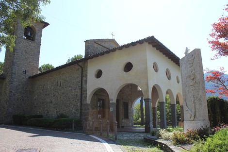 Monumento per l'aviolancio di Cadorna, con architettura storica e dettagli artistici in un contesto naturale.