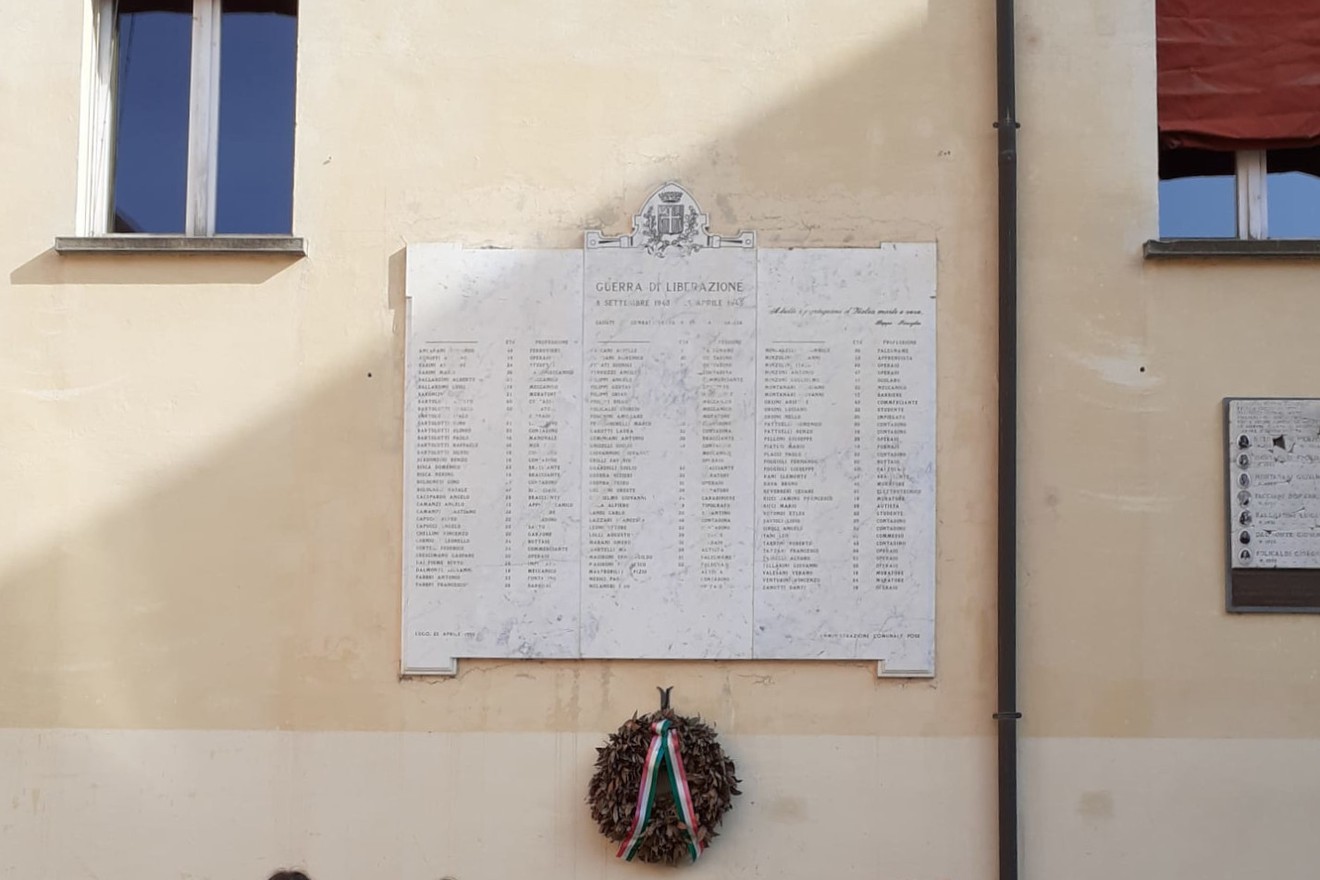 Lapide commemorativa per i caduti in combattimento e per rappresaglia, con elenchi di nomi incisi.