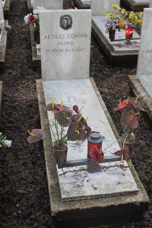 Tombe perpetue decorate con fiori e candele in memoria dei caduti per la libertà.