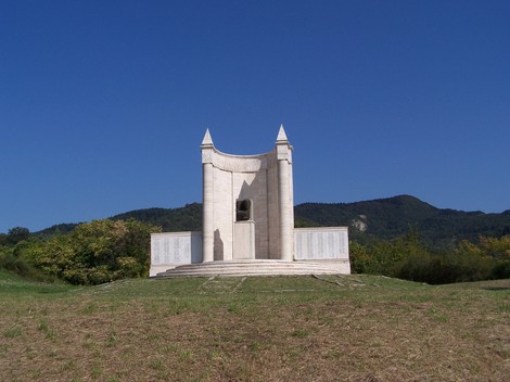 Memoriale del 363° reggimento di fanteria americano, dedicato ai caduti, situato in un paesaggio naturale.