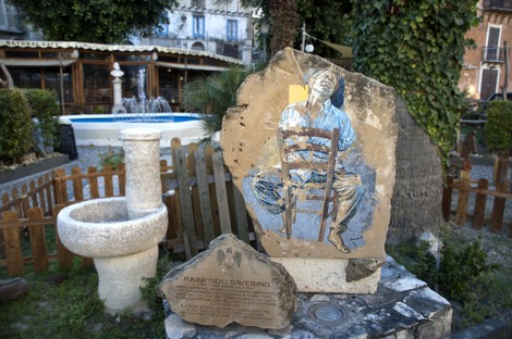 Monumento a Saverino, scultura che omaggia la figura di Raimondo Saverino in un contesto urbano.