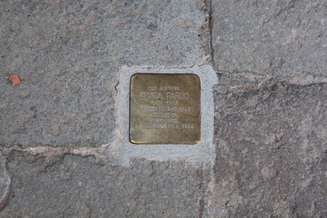 Pietra d'inciampo in memoria di Elvira Pardo, simbolo di commemorazione storica e riflessione.