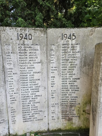 Monumento ai Caduti con nomi incisi su pareti commemorative, risalente agli anni '40. Rappresenta il ricordo dei soldati.
