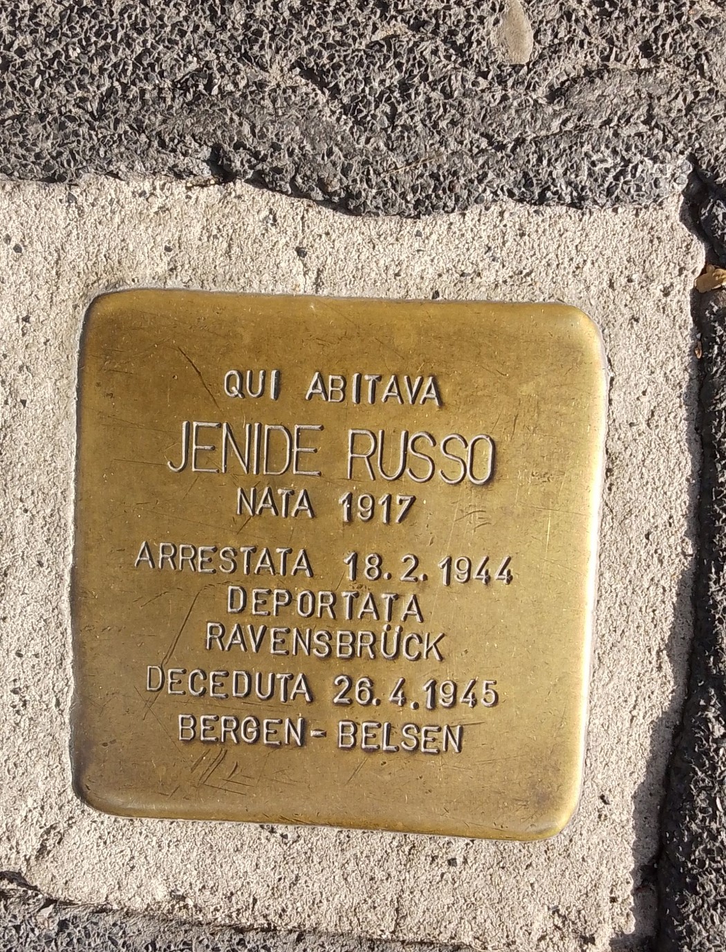 Pietra d'inciampo dedicata a Jenide Russo, con indicazioni sulla sua vita e deportazione.