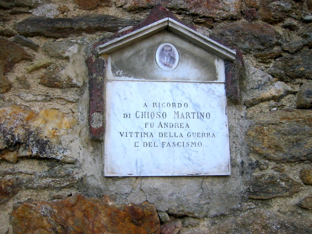 Lapide commemorativa a Chioso, in memoria di Martino Chioso, vittima della guerra e del fascismo.