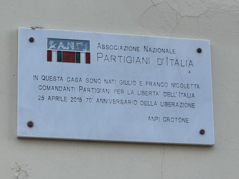 Lapide commemorativa dedicata a Giulio e Franco Nicoletta, partigiani per la libertà d'Italia.