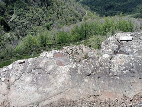 Graffiti storici sulle rocce, testimoni di eventi partigiani immersi nella natura montana.