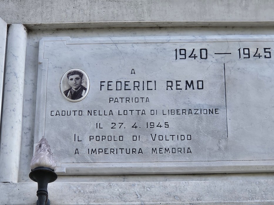 Lapide commemorativa dedicata a Federici Remo, patriota caduto nella lotta di liberazione nel 1945.