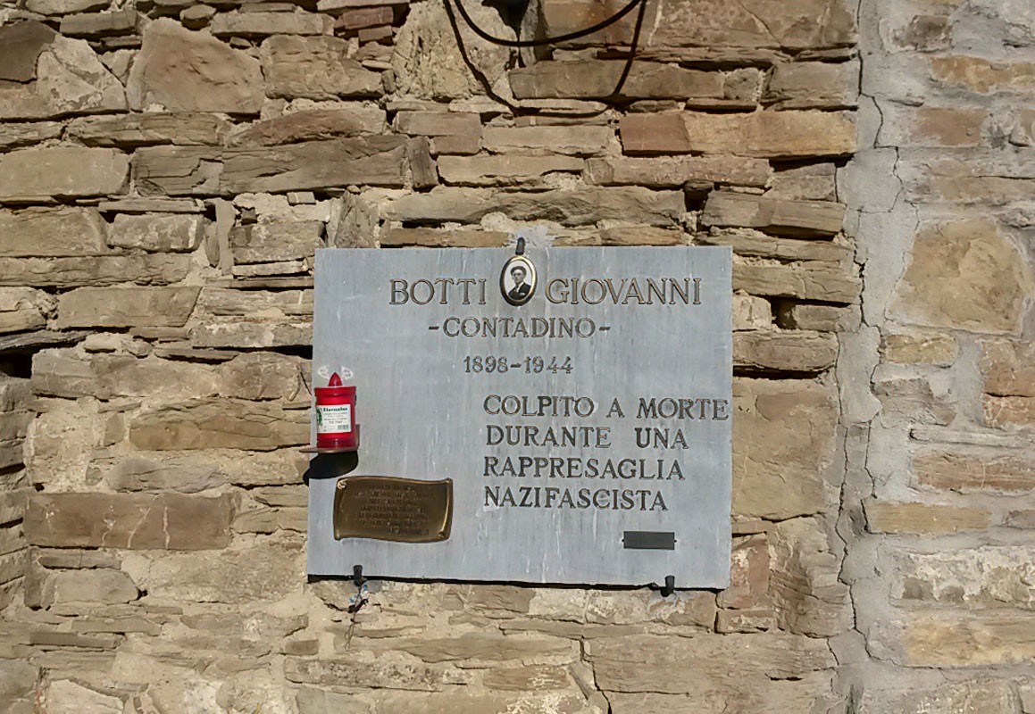 Lapide commemorativa dedicata a Giovanni Botti, contadino colpito a morte durante una rappresaglia nazifascista.
