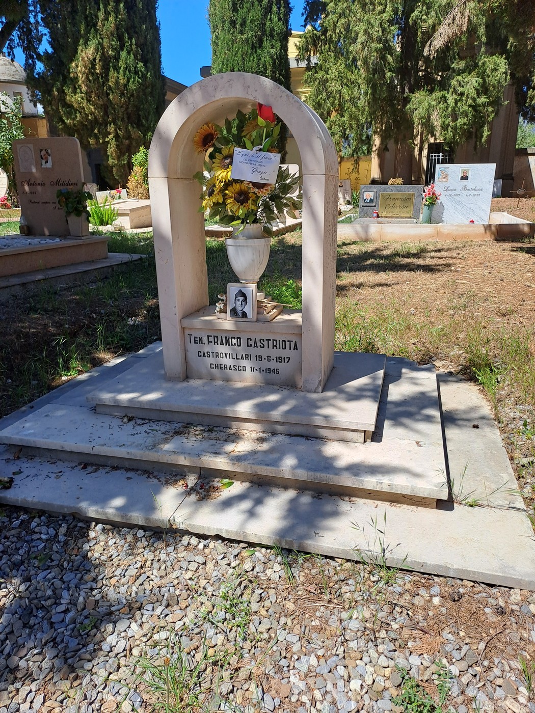 Sepolcro di Francesco Castriota, ornato da fiori e in una cornice architettonica elegante.