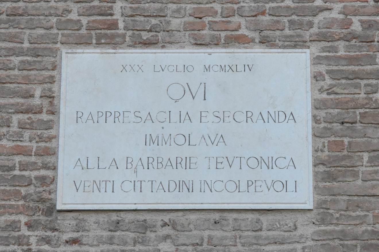 Lapide commemorativa che ricorda l'eccidio di Piazza Grande, un evento di grande significato storico.