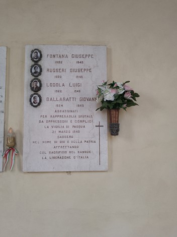 Lapide commemorativa con nomi e date di Fontana, Ruggeri, Lodola e Ballaratti, situata in un contesto storico.
