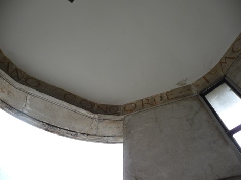 Vista interna del "Sacrario ai caduti partigiani", con elementi architettonici e dettagli storici.