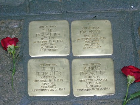 Pietre d'inciampo dedicate alla famiglia Aboaf - Perlmutter, commemorano le vittime dell'Olocausto.