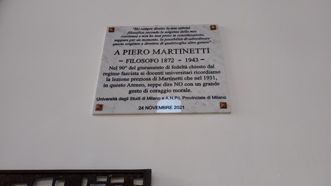 Lapide commemorativa dedicata a Piero Martinetti, filosofo attivo nel XX secolo, con dettagli della cerimonia.
