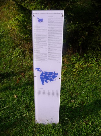 Monumento commemorativo dedicato ai Dodici Caduti, situato in un'area verde e tranquilla.
