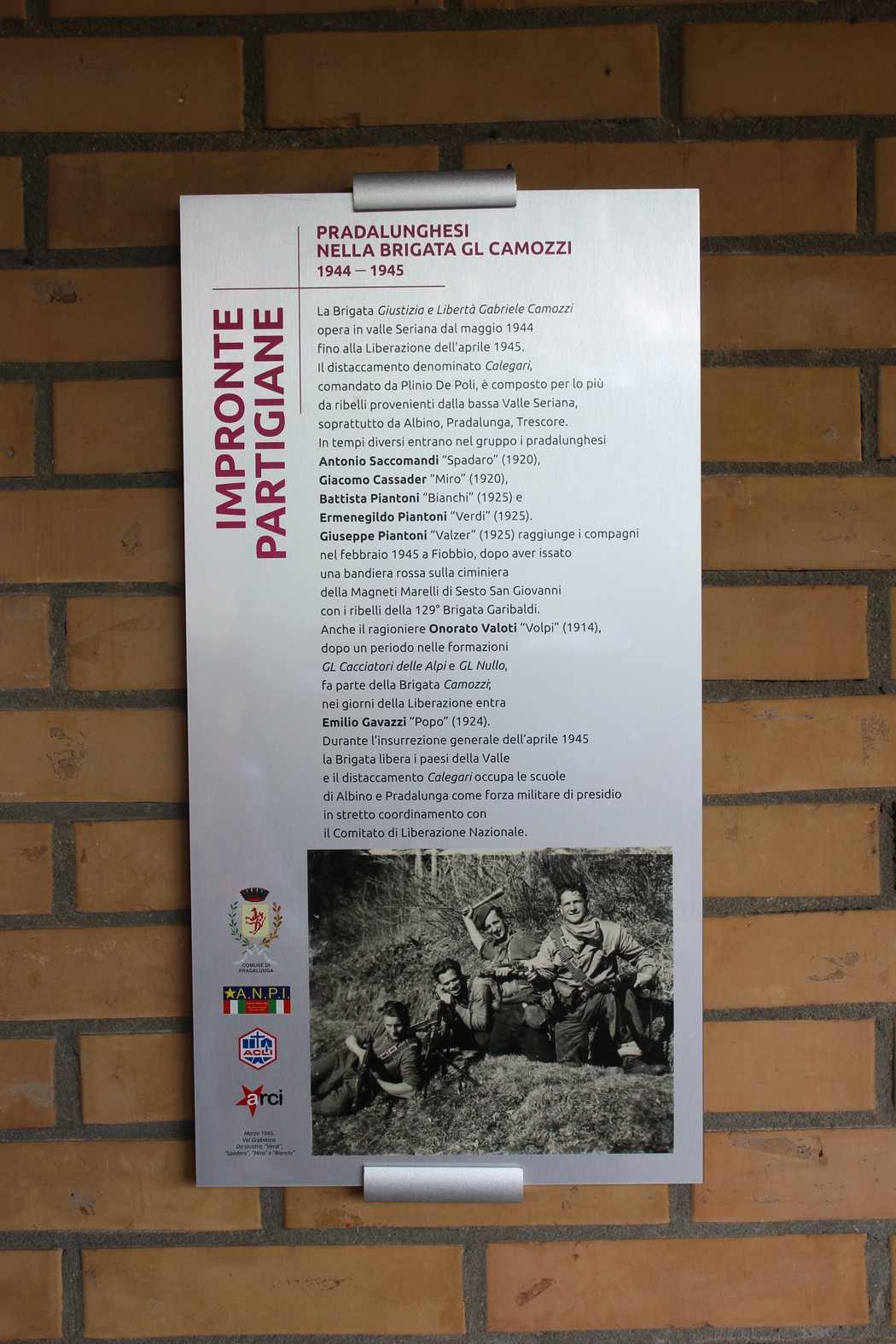 Immagine commemorativa dedicata ai pradalunghesi nella Brigata Camozzi, con informazioni storiche e fotografie.