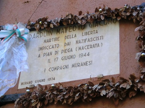 Lapide commemorativa dedicata a Darduin Matteo Giacomo, martire della libertà impegnato contro il nazifascismo.