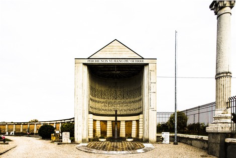 Monumento ai Caduti, dedicato alla memoria delle vittime di guerra, con architettura sobria ed evocativa.