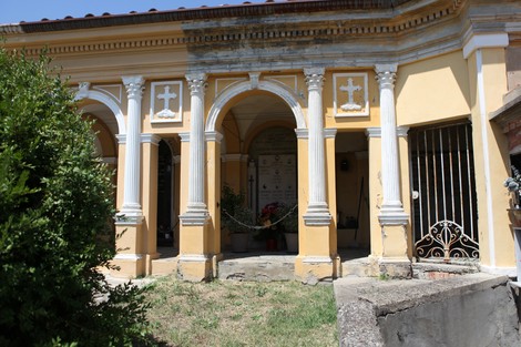 Facciata del "Sacrario dei combattenti della libertà", con arcosoli e dettagli architettonici in stile classico.