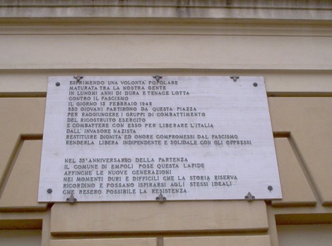 Lapide in memoria dei volontari della libertà e della lotta contro il fascismo, simbolo di resistenza e impegno sociale.