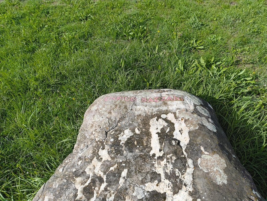 Monumento ai partigiani caduti a Monte Sabbiuno, simbolo di memoria e resistenza.