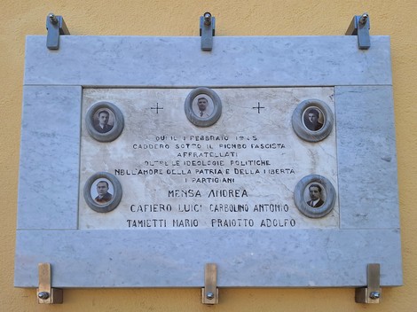 Lapide commemorativa che onora i partigiani fucilati a Caselle il 11 febbraio 1945.